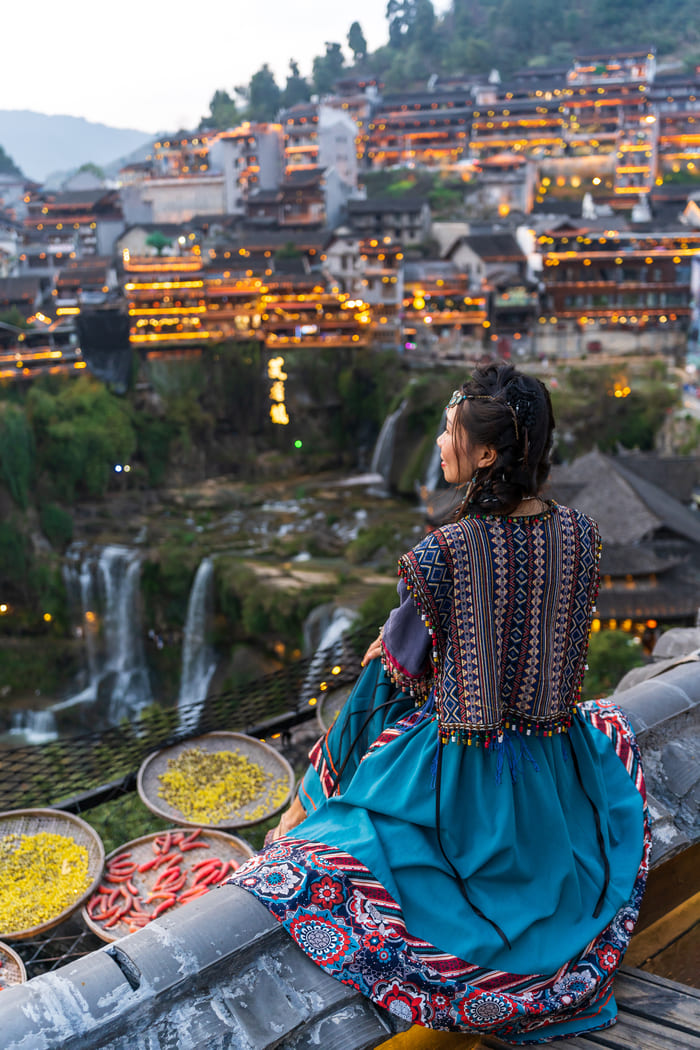 Mujer Asiatica observando la ciudad de lijiang